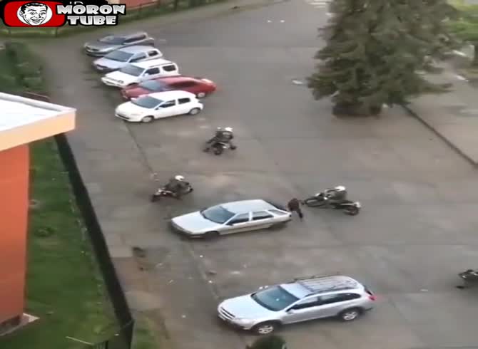 Video :Chile - Five police motorcycle riders are humiliated by a demonstrator on foot